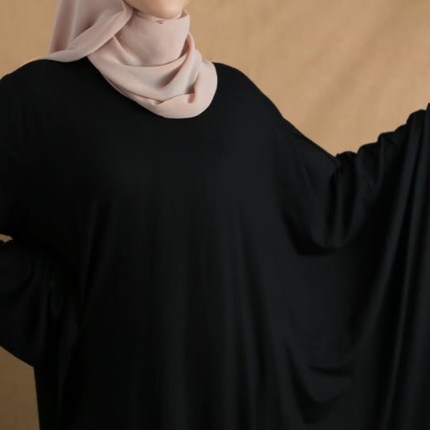 Haljina sa asimetričnim rukavima