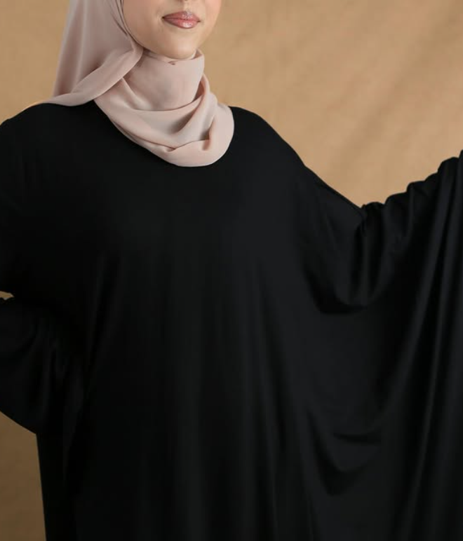 Haljina sa asimetričnim rukavima