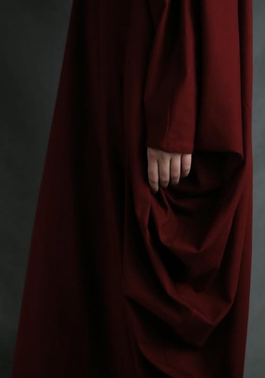 Haljina sa asimetričnim rukavima