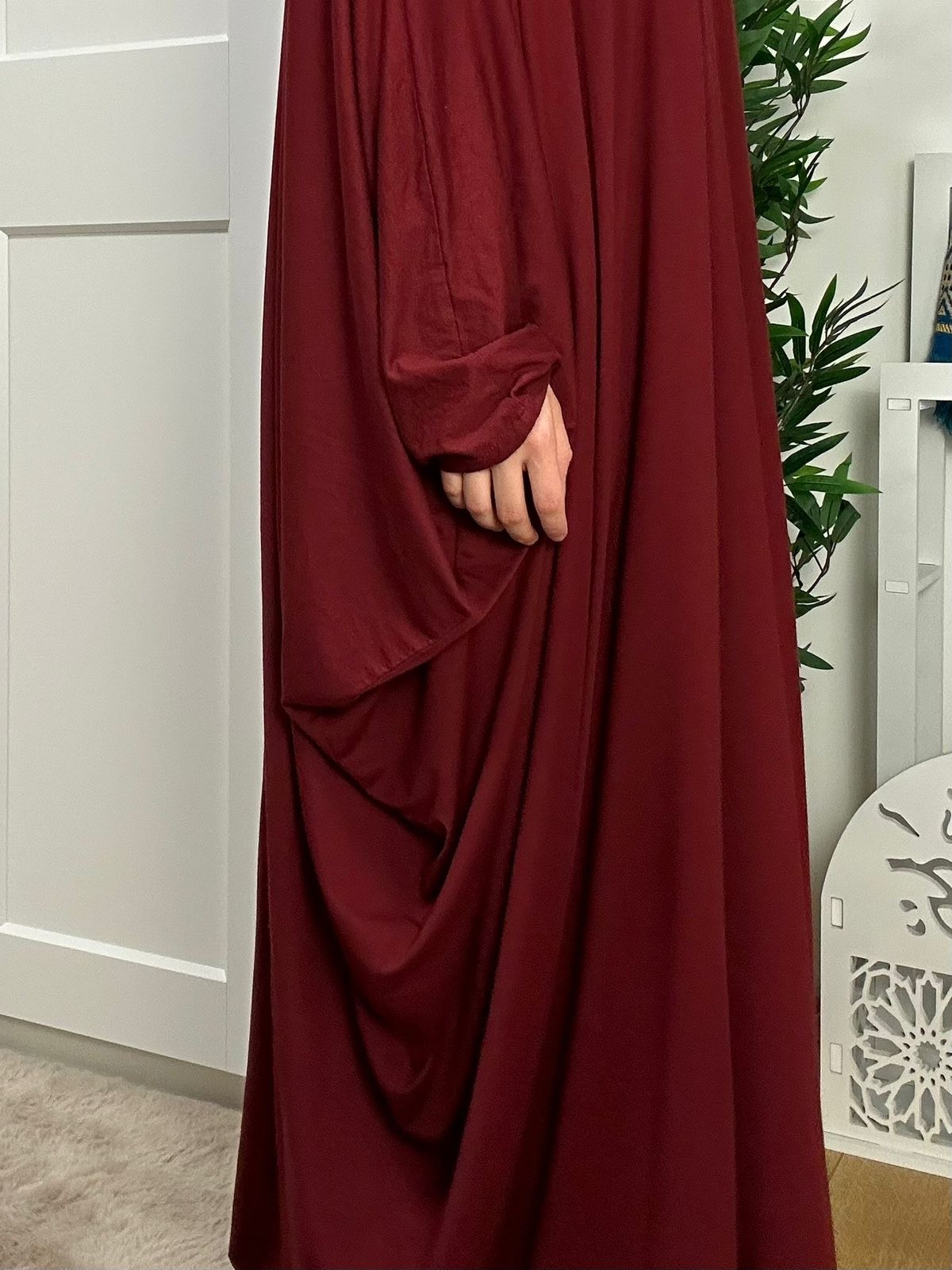 Haljina sa asimetričnim rukavima